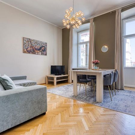 Historic Residence Apartments At Old Town Tallinn Bagian luar foto