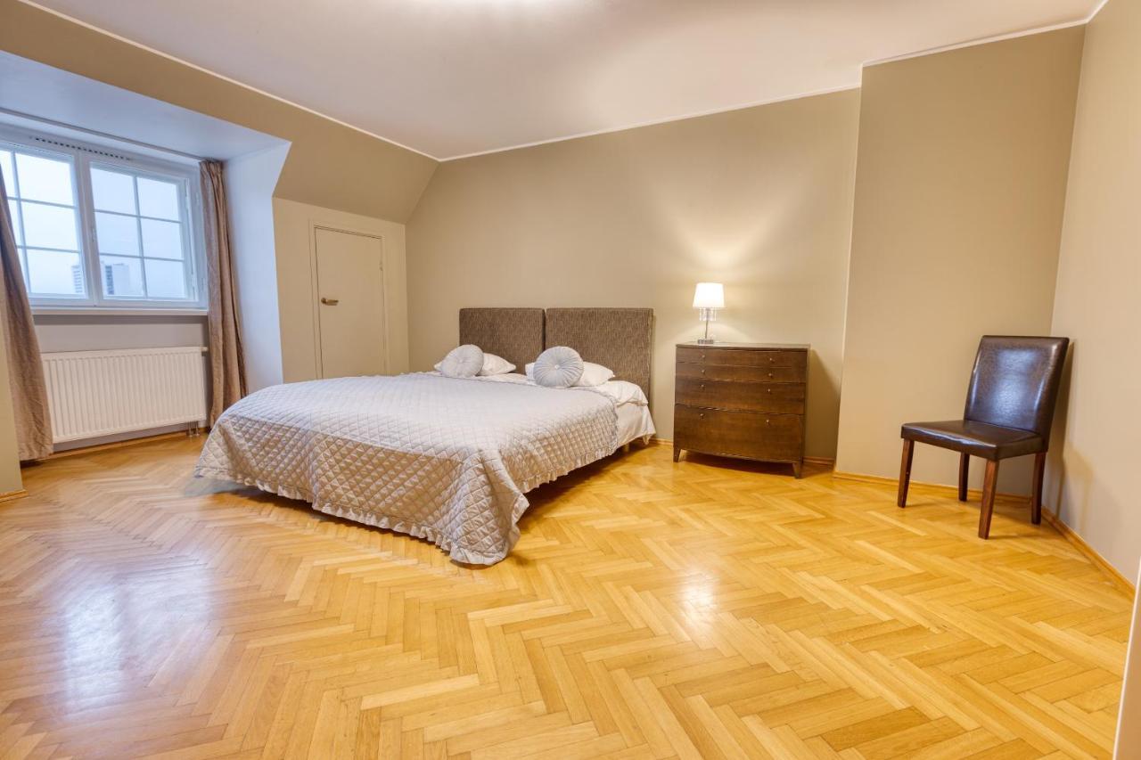 Historic Residence Apartments At Old Town Tallinn Bagian luar foto