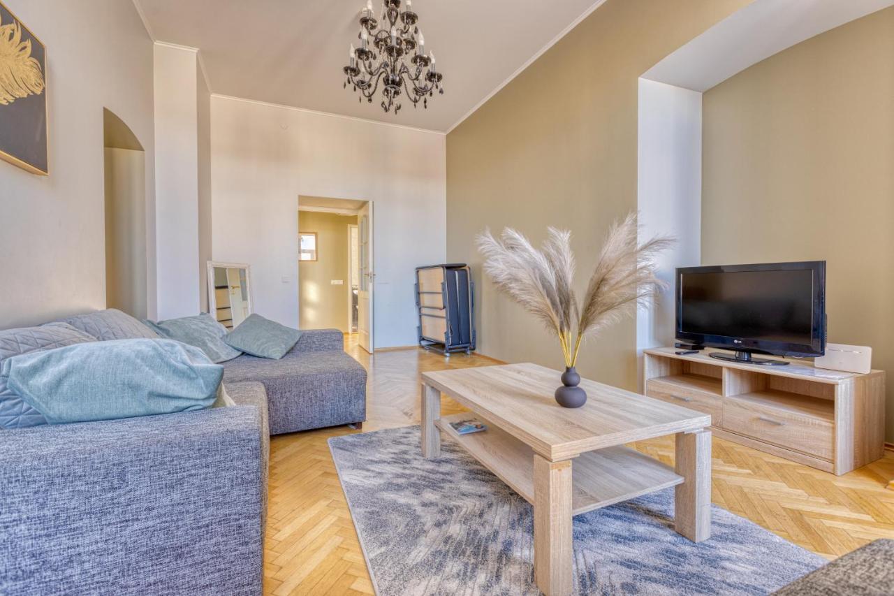 Historic Residence Apartments At Old Town Tallinn Bagian luar foto